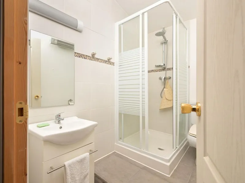 Magestic village house built in 1830, the third oldest house in Tolox and located right in the historic center of the town. The house is spread over three floors, maintaining all the authenticity of its construction. On the ground floor, we enter the hous