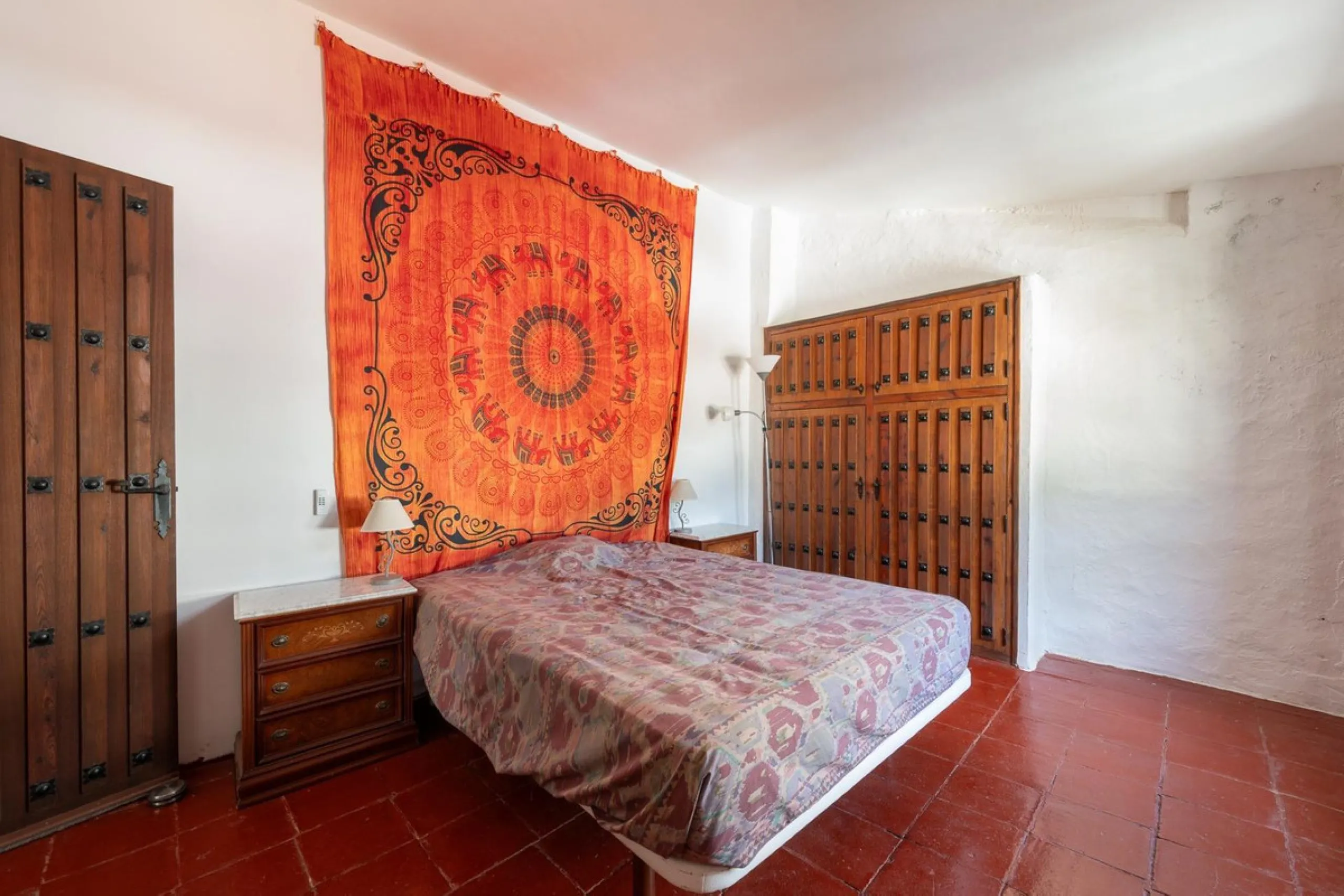 Magestic village house built in 1830, the third oldest house in Tolox and located right in the historic center of the town. The house is spread over three floors, maintaining all the authenticity of its construction. On the ground floor, we enter the hous