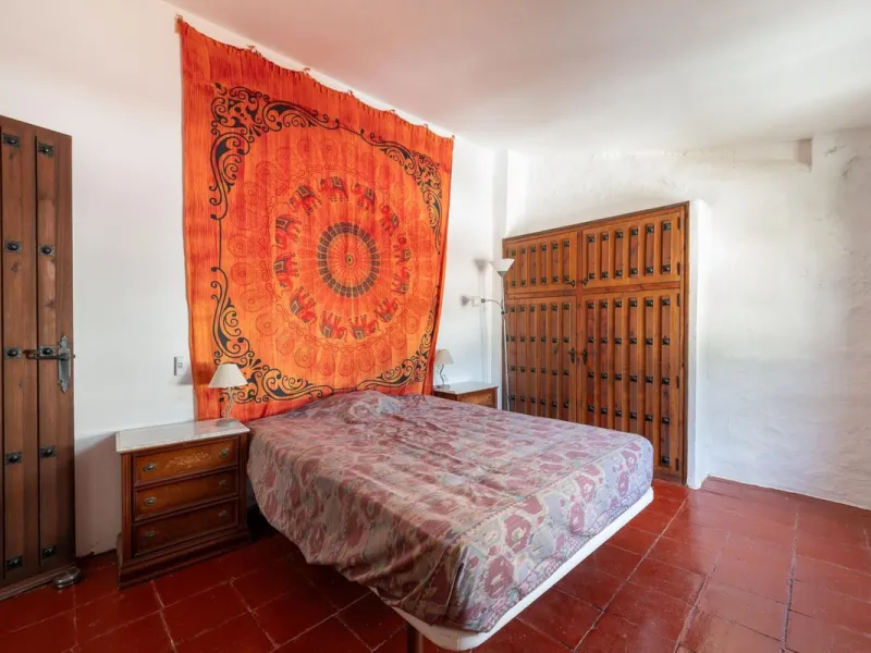 Magestic village house built in 1830, the third oldest house in Tolox and located right in the historic center of the town. The house is spread over three floors, maintaining all the authenticity of its construction. On the ground floor, we enter the hous