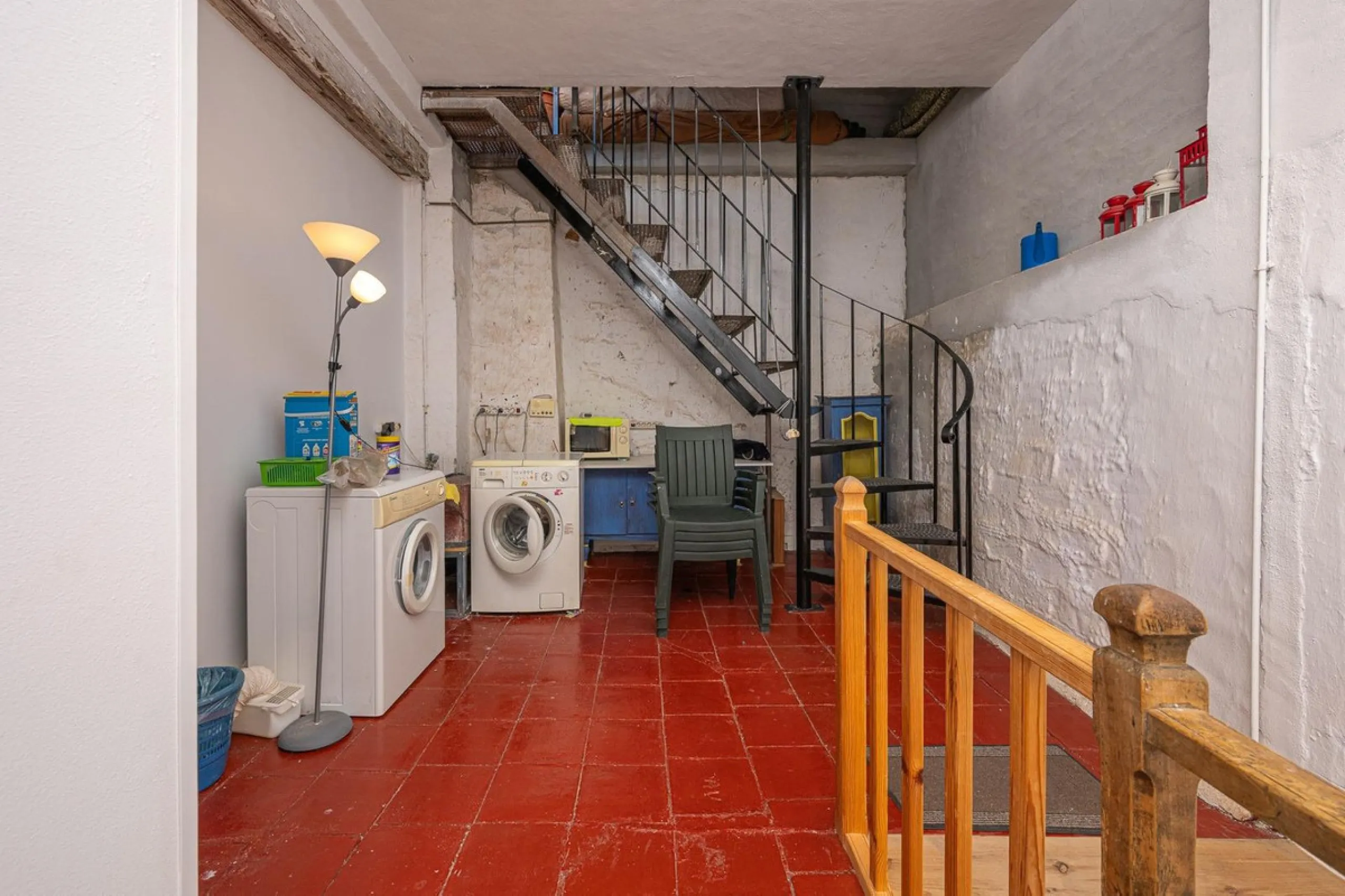 Magestic village house built in 1830, the third oldest house in Tolox and located right in the historic center of the town. The house is spread over three floors, maintaining all the authenticity of its construction. On the ground floor, we enter the hous