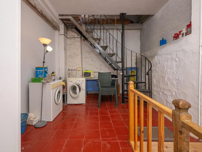 Magestic village house built in 1830, the third oldest house in Tolox and located right in the historic center of the town. The house is spread over three floors, maintaining all the authenticity of its construction. On the ground floor, we enter the hous