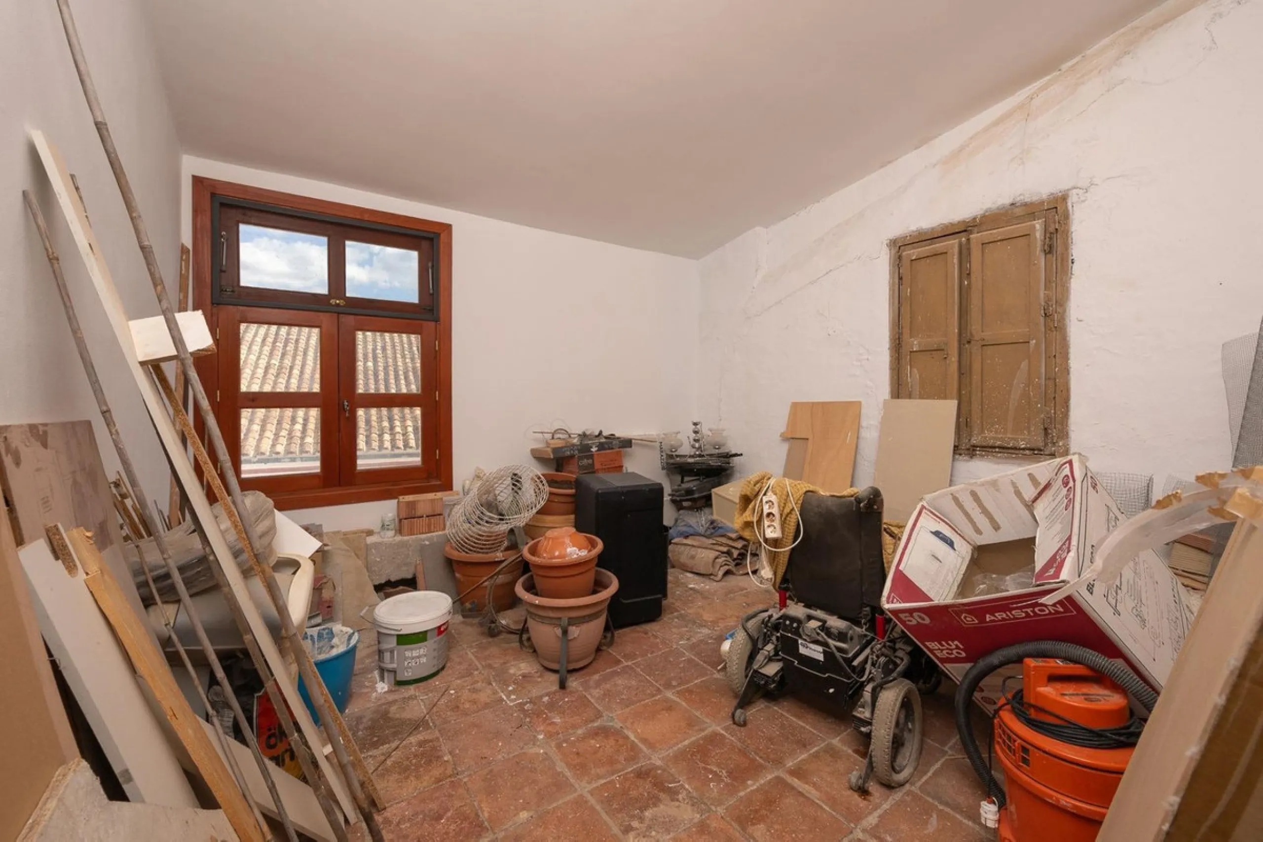 Magestic village house built in 1830, the third oldest house in Tolox and located right in the historic center of the town. The house is spread over three floors, maintaining all the authenticity of its construction. On the ground floor, we enter the hous