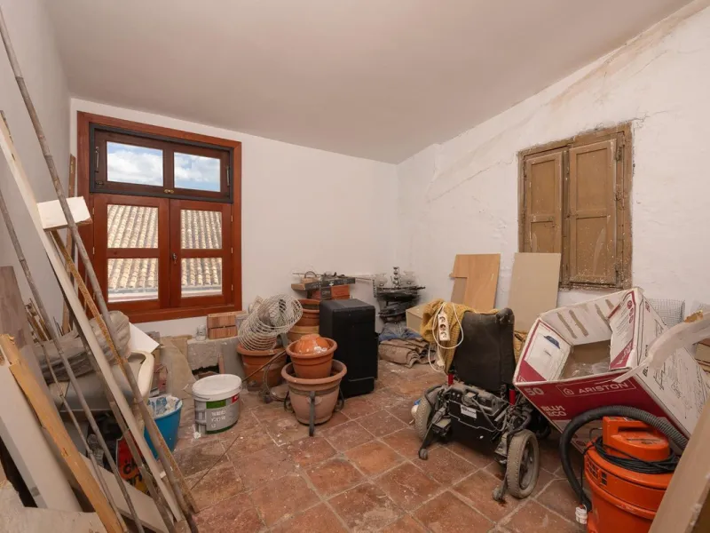Magestic village house built in 1830, the third oldest house in Tolox and located right in the historic center of the town. The house is spread over three floors, maintaining all the authenticity of its construction. On the ground floor, we enter the hous