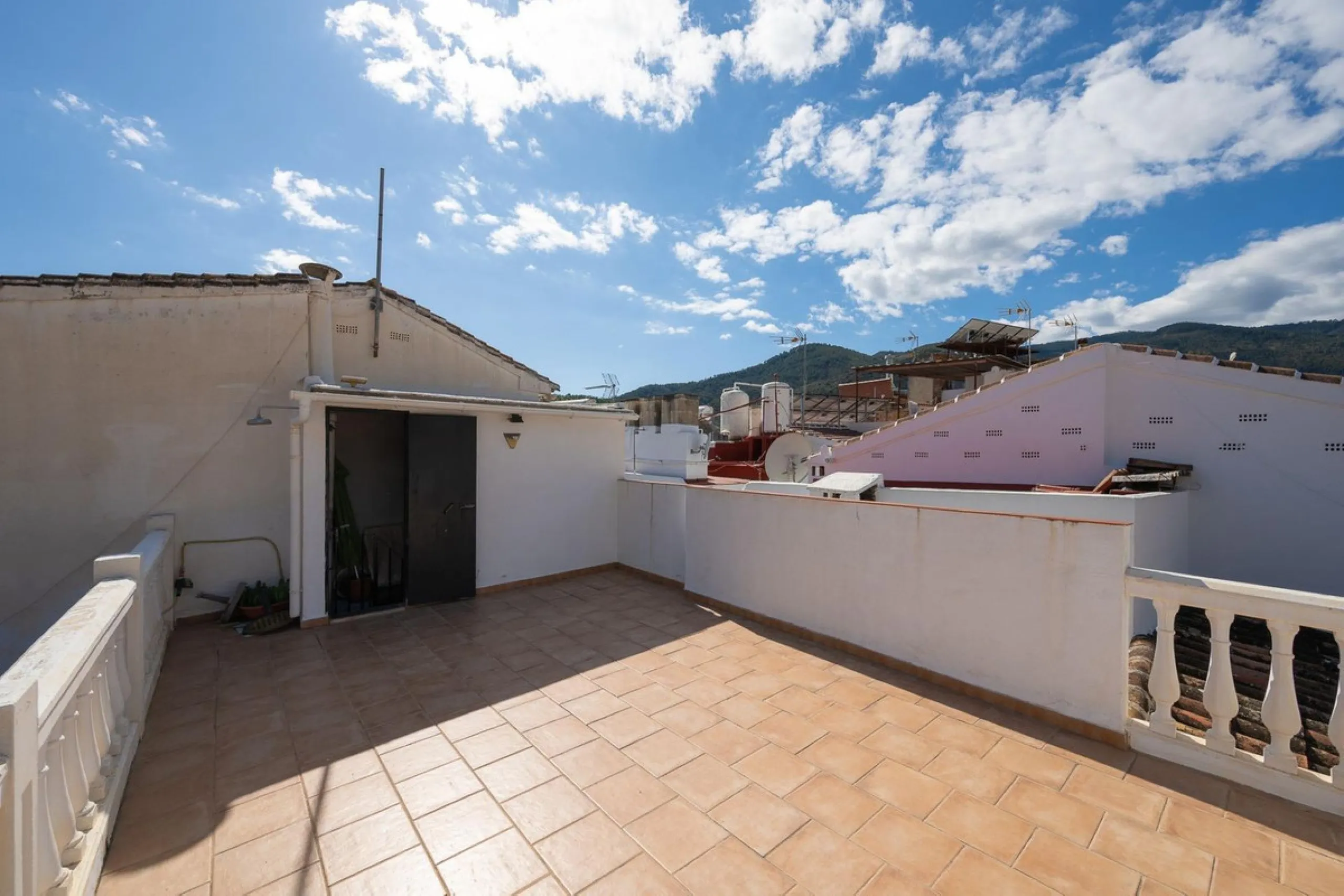 Magestic village house built in 1830, the third oldest house in Tolox and located right in the historic center of the town. The house is spread over three floors, maintaining all the authenticity of its construction. On the ground floor, we enter the hous