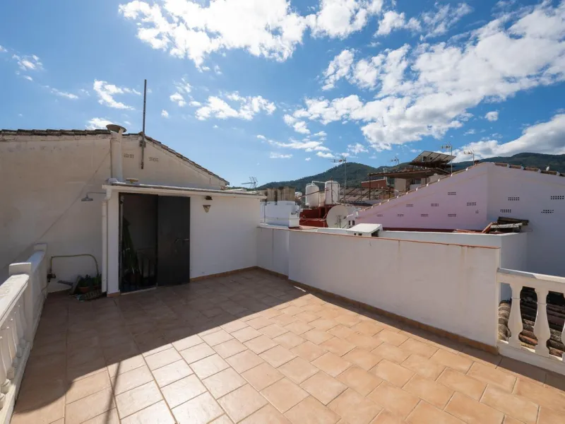 Magestic village house built in 1830, the third oldest house in Tolox and located right in the historic center of the town. The house is spread over three floors, maintaining all the authenticity of its construction. On the ground floor, we enter the hous