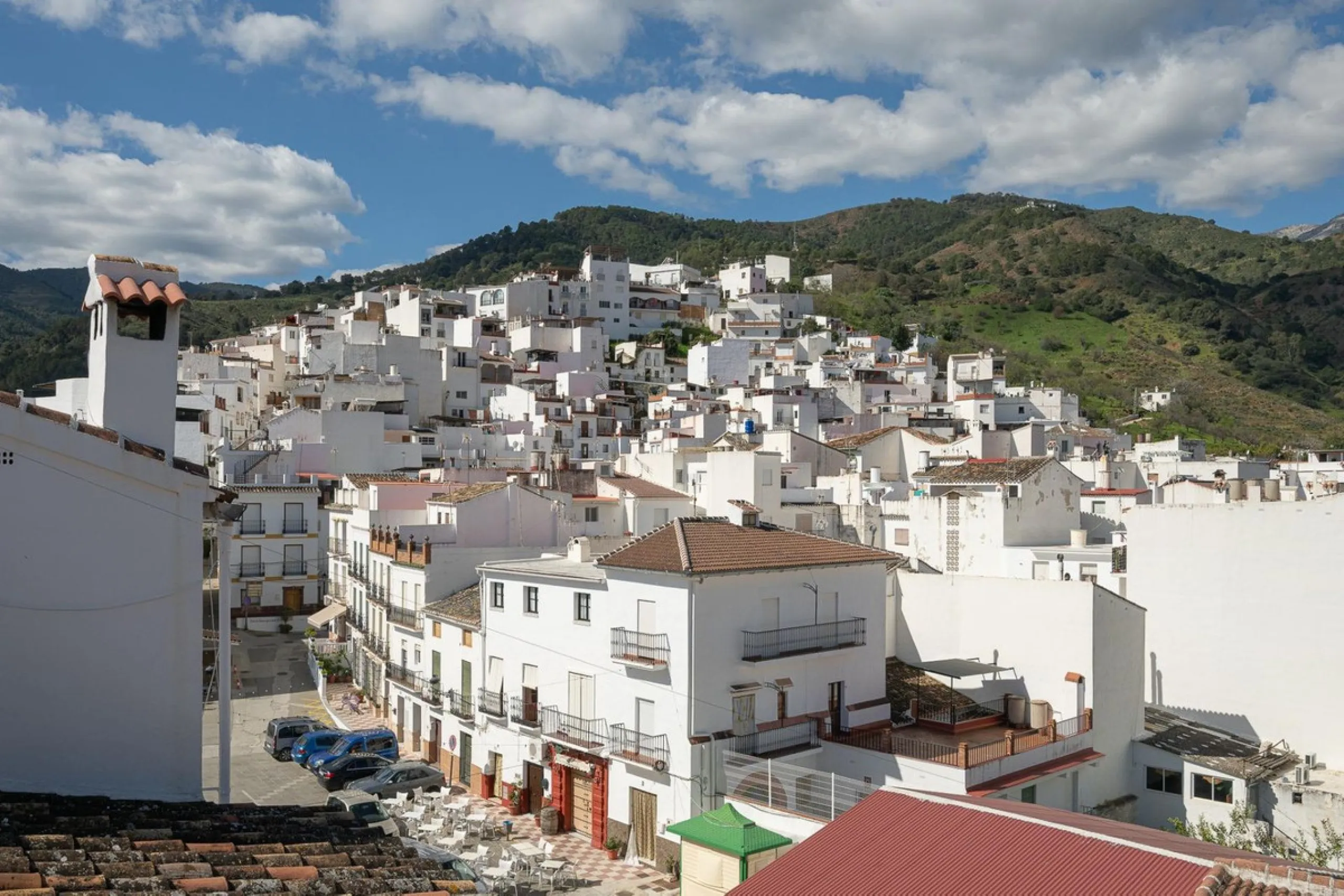 Magestic village house built in 1830, the third oldest house in Tolox and located right in the historic center of the town. The house is spread over three floors, maintaining all the authenticity of its construction. On the ground floor, we enter the hous