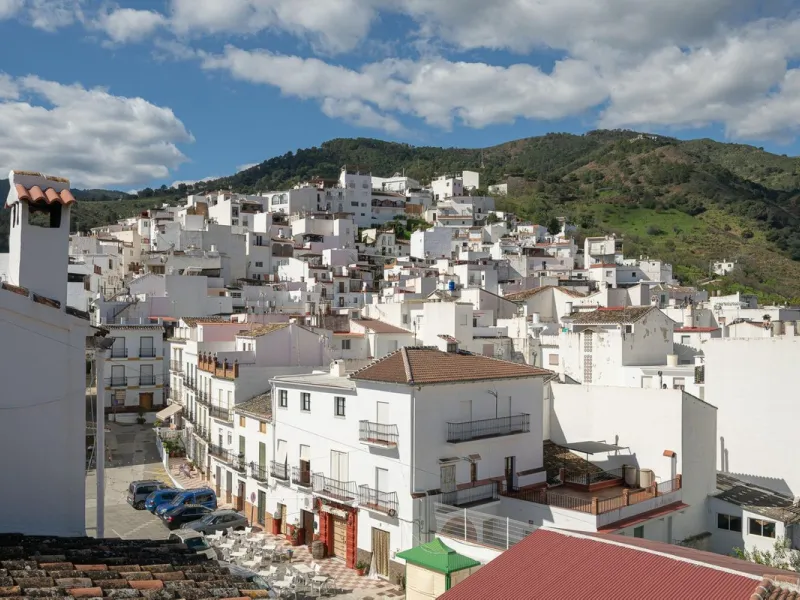 Magestic village house built in 1830, the third oldest house in Tolox and located right in the historic center of the town. The house is spread over three floors, maintaining all the authenticity of its construction. On the ground floor, we enter the hous