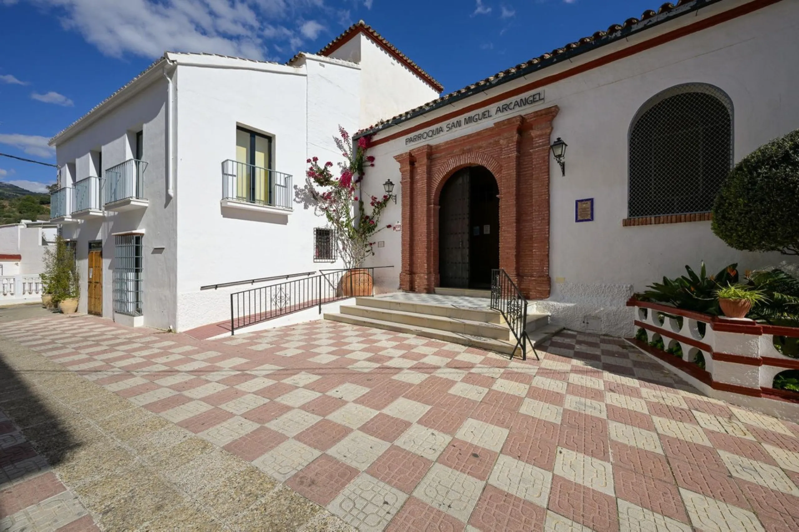 Magestic village house built in 1830, the third oldest house in Tolox and located right in the historic center of the town. The house is spread over three floors, maintaining all the authenticity of its construction. On the ground floor, we enter the hous