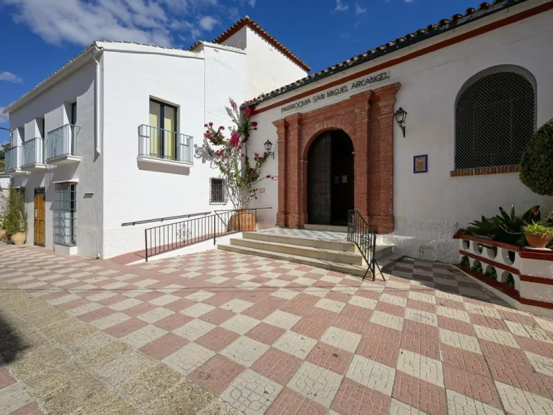 Magestic village house built in 1830, the third oldest house in Tolox and located right in the historic center of the town. The house is spread over three floors, maintaining all the authenticity of its construction. On the ground floor, we enter the hous