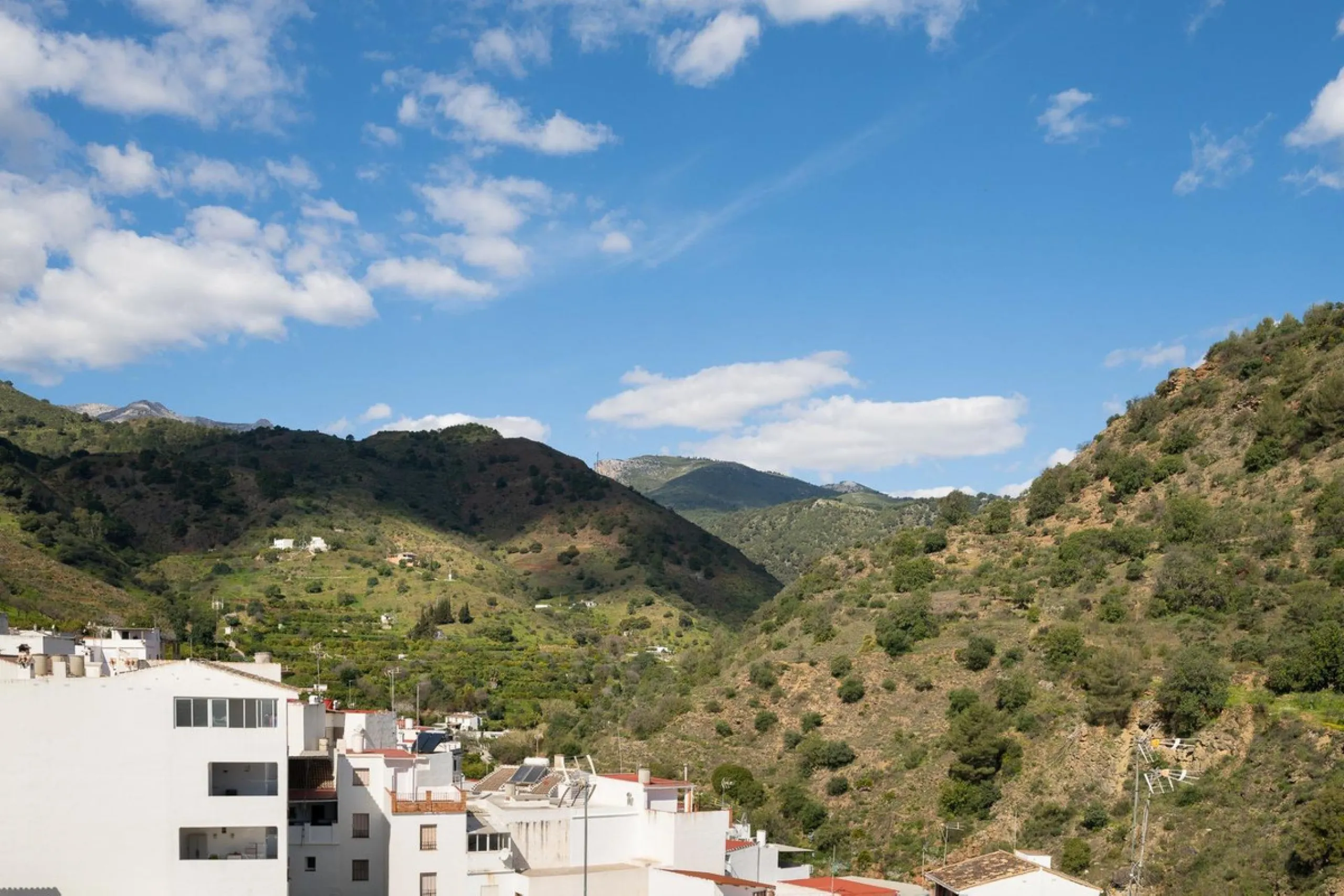 Magestic village house built in 1830, the third oldest house in Tolox and located right in the historic center of the town. The house is spread over three floors, maintaining all the authenticity of its construction. On the ground floor, we enter the hous