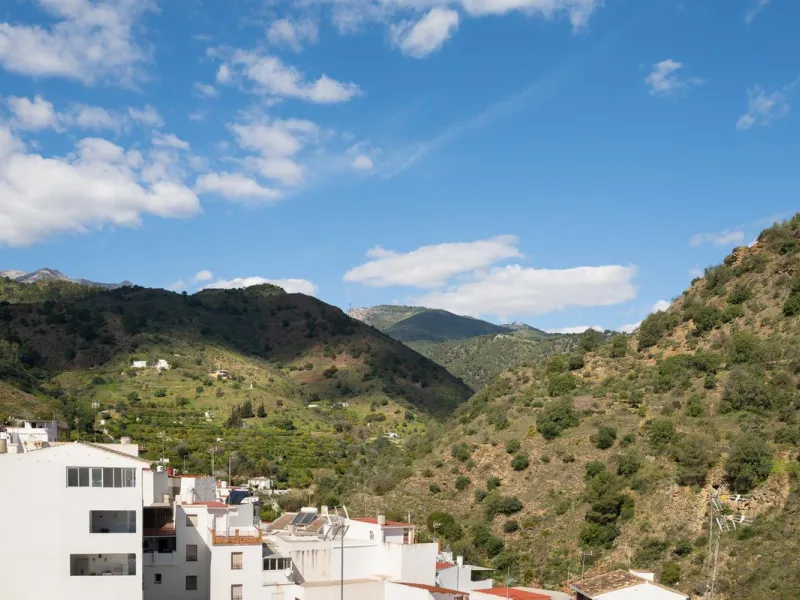 Magestic village house built in 1830, the third oldest house in Tolox and located right in the historic center of the town. The house is spread over three floors, maintaining all the authenticity of its construction. On the ground floor, we enter the hous