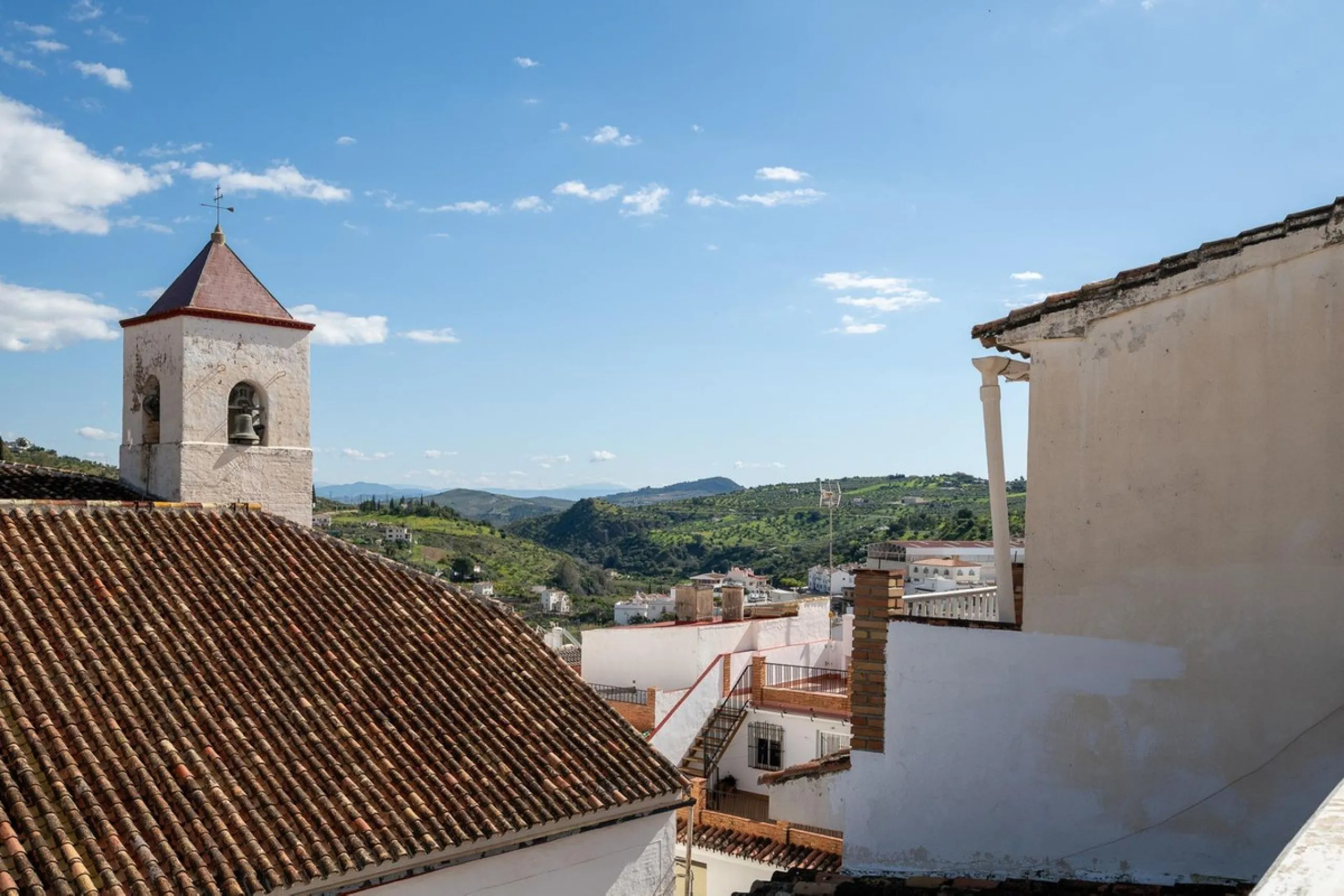 Magestic village house built in 1830, the third oldest house in Tolox and located right in the historic center of the town. The house is spread over three floors, maintaining all the authenticity of its construction. On the ground floor, we enter the hous