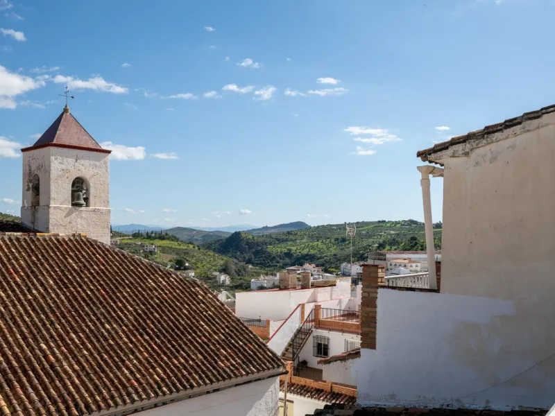 Magestic village house built in 1830, the third oldest house in Tolox and located right in the historic center of the town. The house is spread over three floors, maintaining all the authenticity of its construction. On the ground floor, we enter the hous