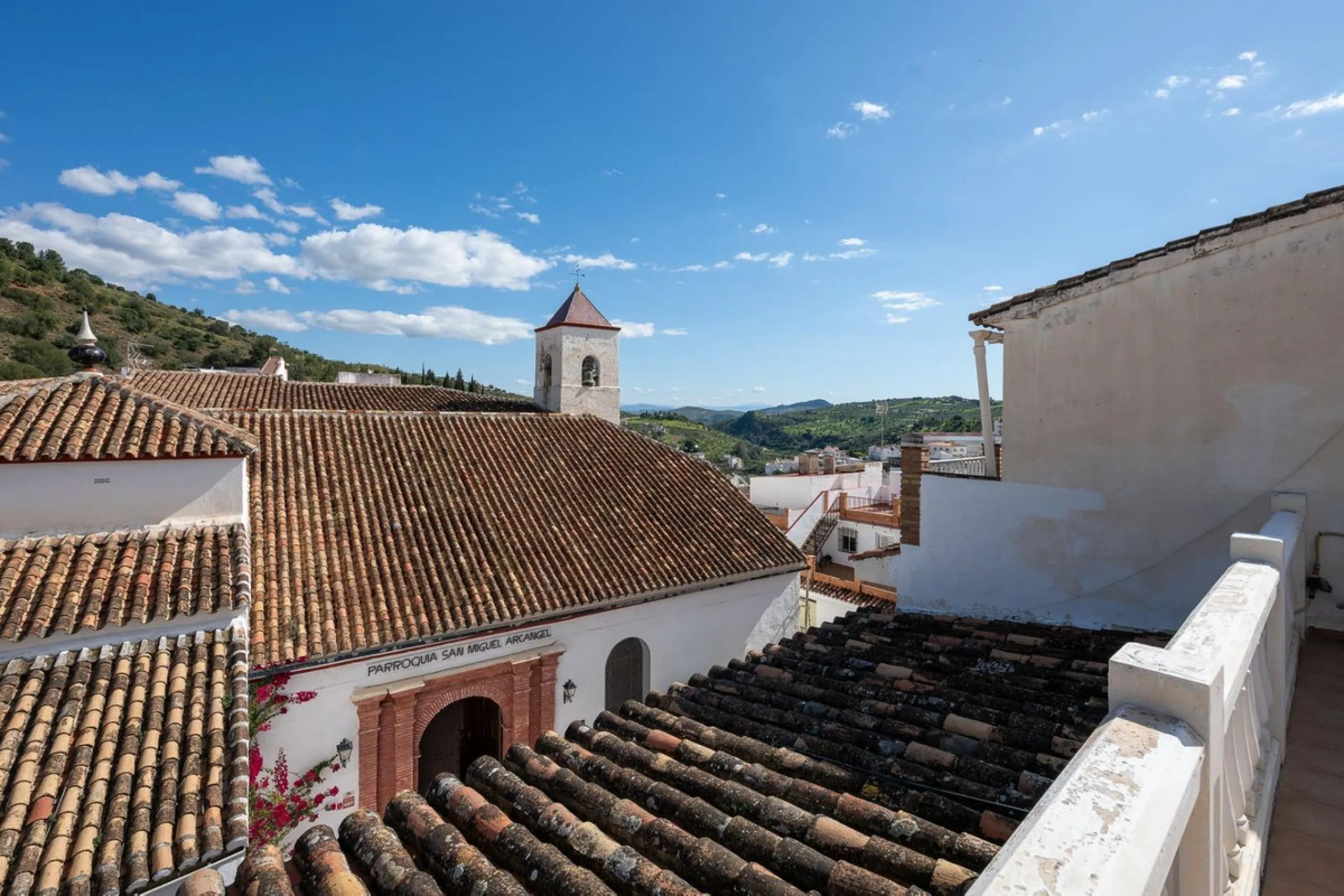Magestic village house built in 1830, the third oldest house in Tolox and located right in the historic center of the town. The house is spread over three floors, maintaining all the authenticity of its construction. On the ground floor, we enter the hous