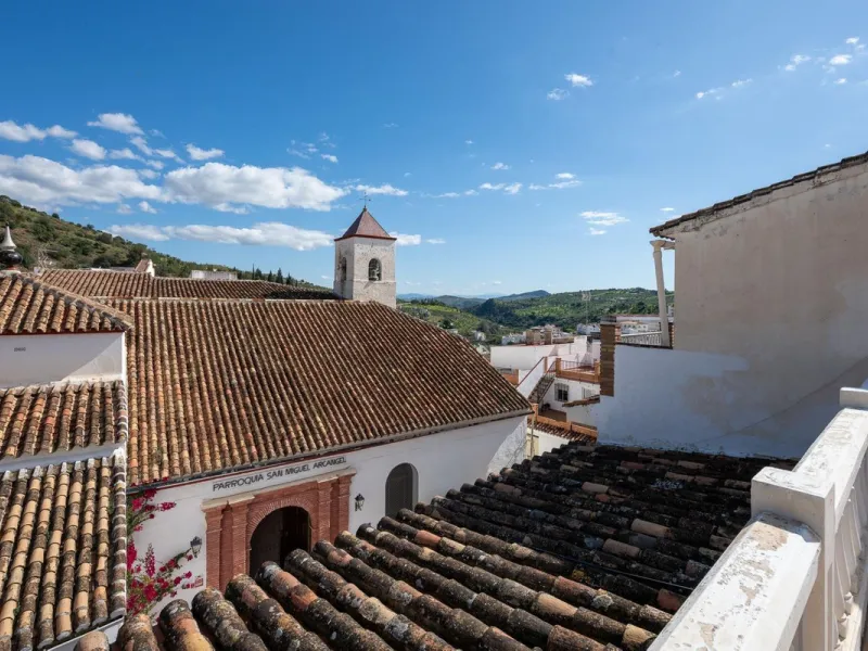 Magestic village house built in 1830, the third oldest house in Tolox and located right in the historic center of the town. The house is spread over three floors, maintaining all the authenticity of its construction. On the ground floor, we enter the hous