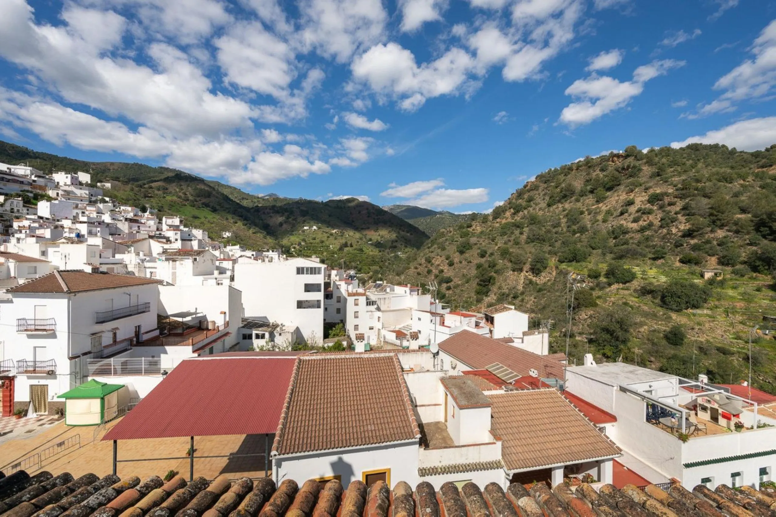 Magestic village house built in 1830, the third oldest house in Tolox and located right in the historic center of the town. The house is spread over three floors, maintaining all the authenticity of its construction. On the ground floor, we enter the hous