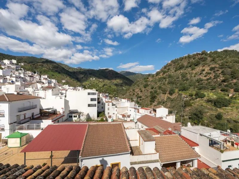 Magestic village house built in 1830, the third oldest house in Tolox and located right in the historic center of the town. The house is spread over three floors, maintaining all the authenticity of its construction. On the ground floor, we enter the hous