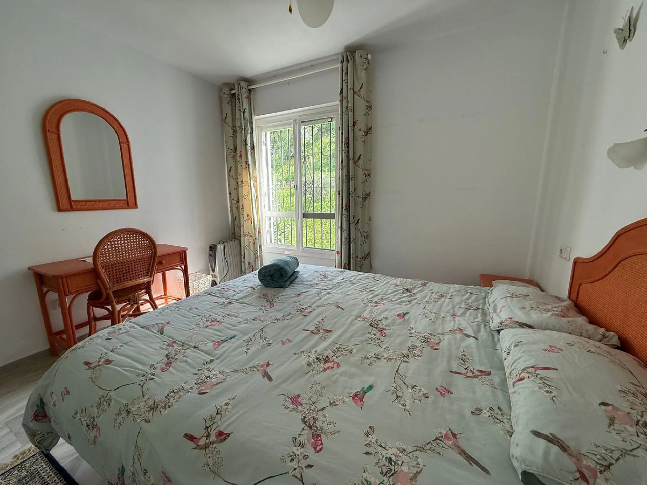 Beautiful south-facing 2-bedroom, 1-bathroom apartment located in La Reserva de Marbella.