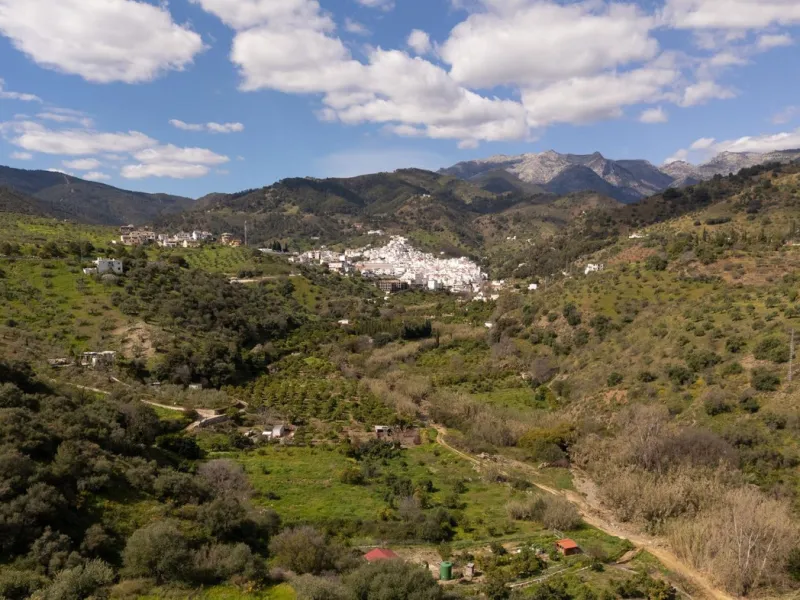 Magestic village house built in 1830, the third oldest house in Tolox and located right in the historic center of the town. The house is spread over three floors, maintaining all the authenticity of its construction. On the ground floor, we enter the hous