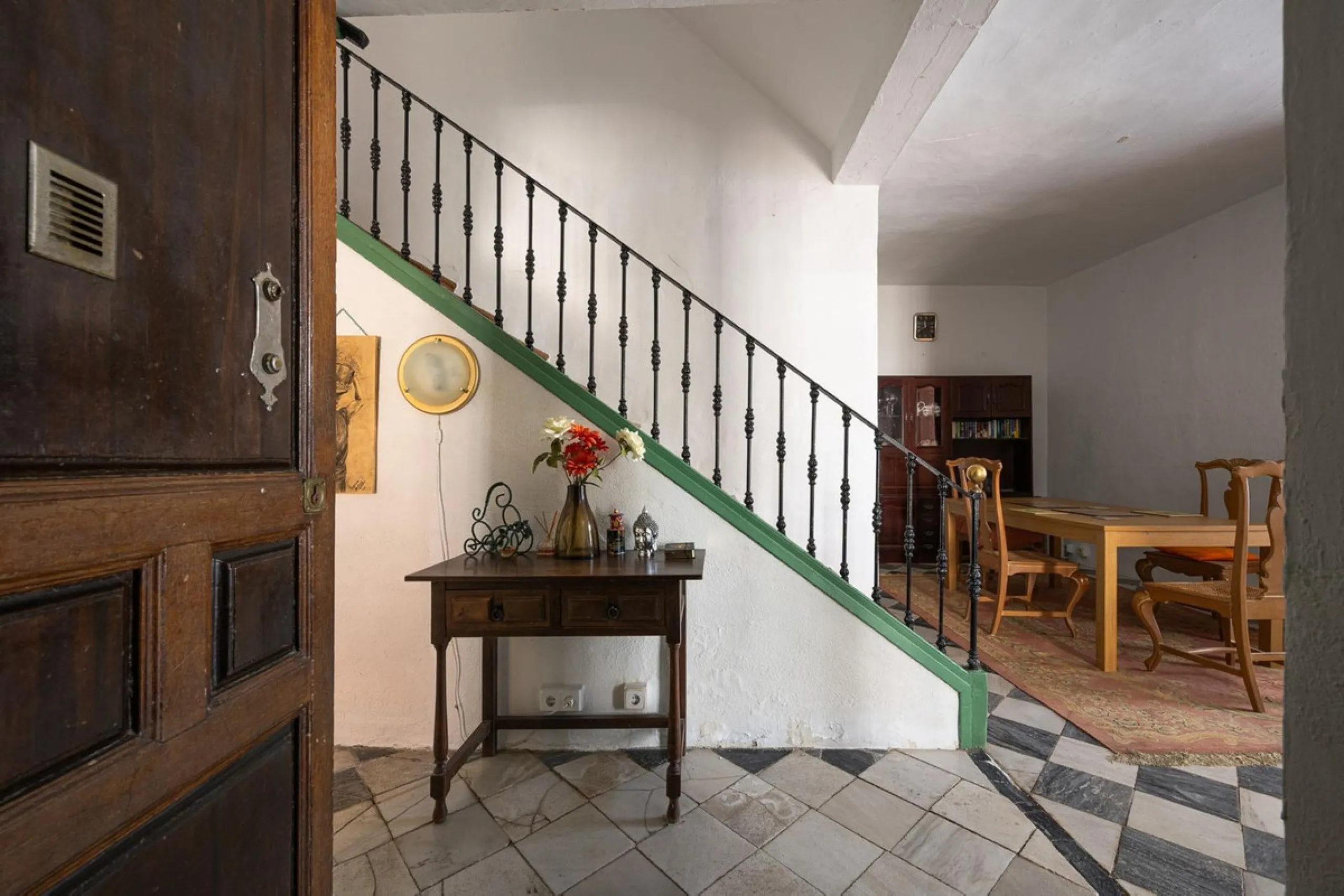 Magestic village house built in 1830, the third oldest house in Tolox and located right in the historic center of the town. The house is spread over three floors, maintaining all the authenticity of its construction. On the ground floor, we enter the hous
