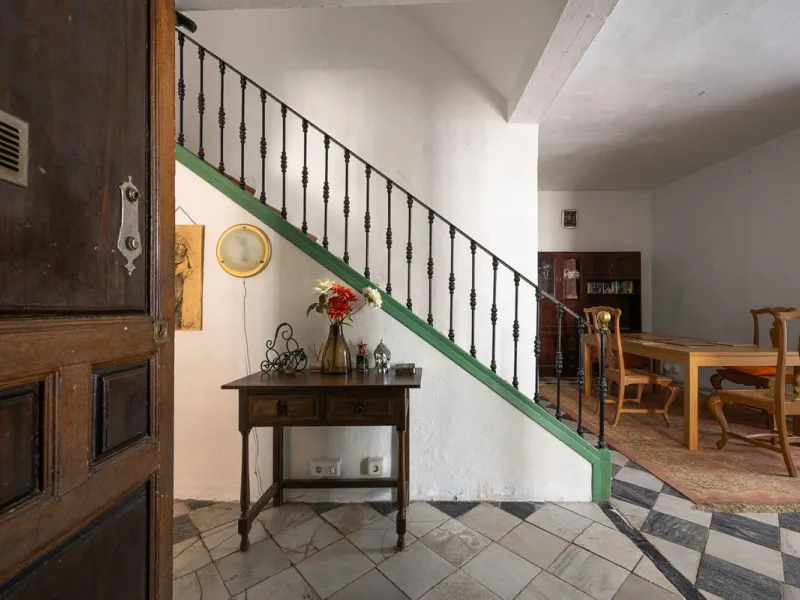 Magestic village house built in 1830, the third oldest house in Tolox and located right in the historic center of the town. The house is spread over three floors, maintaining all the authenticity of its construction. On the ground floor, we enter the hous