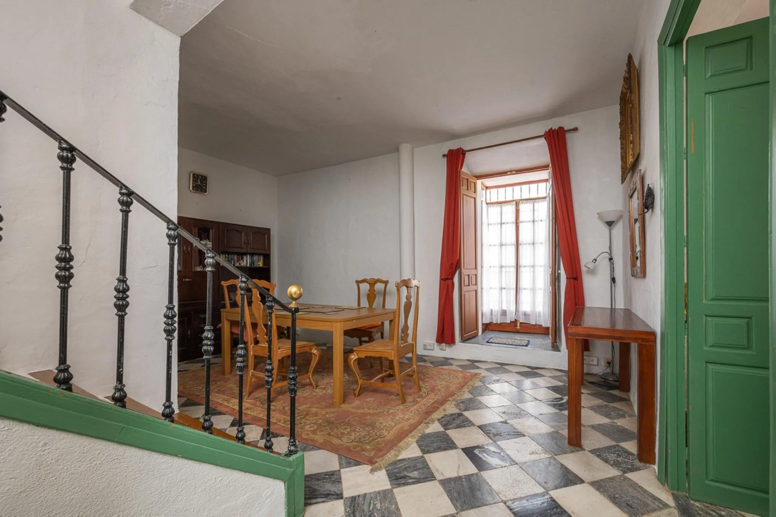 Magestic village house built in 1830, the third oldest house in Tolox and located right in the historic center of the town. The house is spread over three floors, maintaining all the authenticity of its construction. On the ground floor, we enter the hous