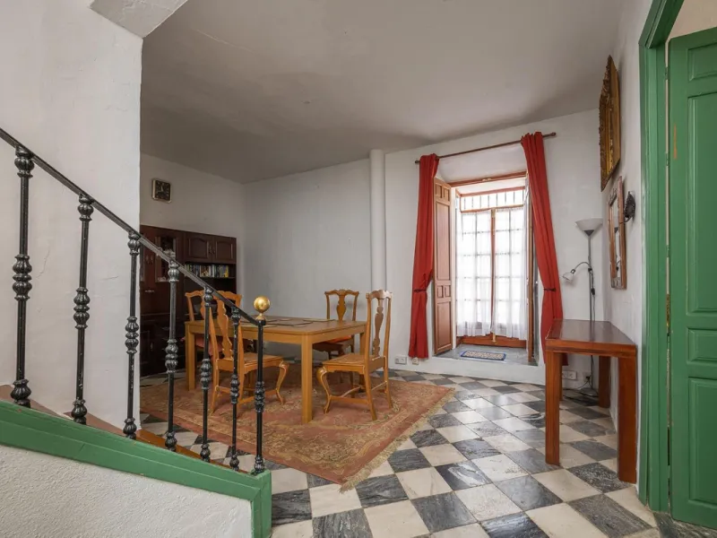 Magestic village house built in 1830, the third oldest house in Tolox and located right in the historic center of the town. The house is spread over three floors, maintaining all the authenticity of its construction. On the ground floor, we enter the hous