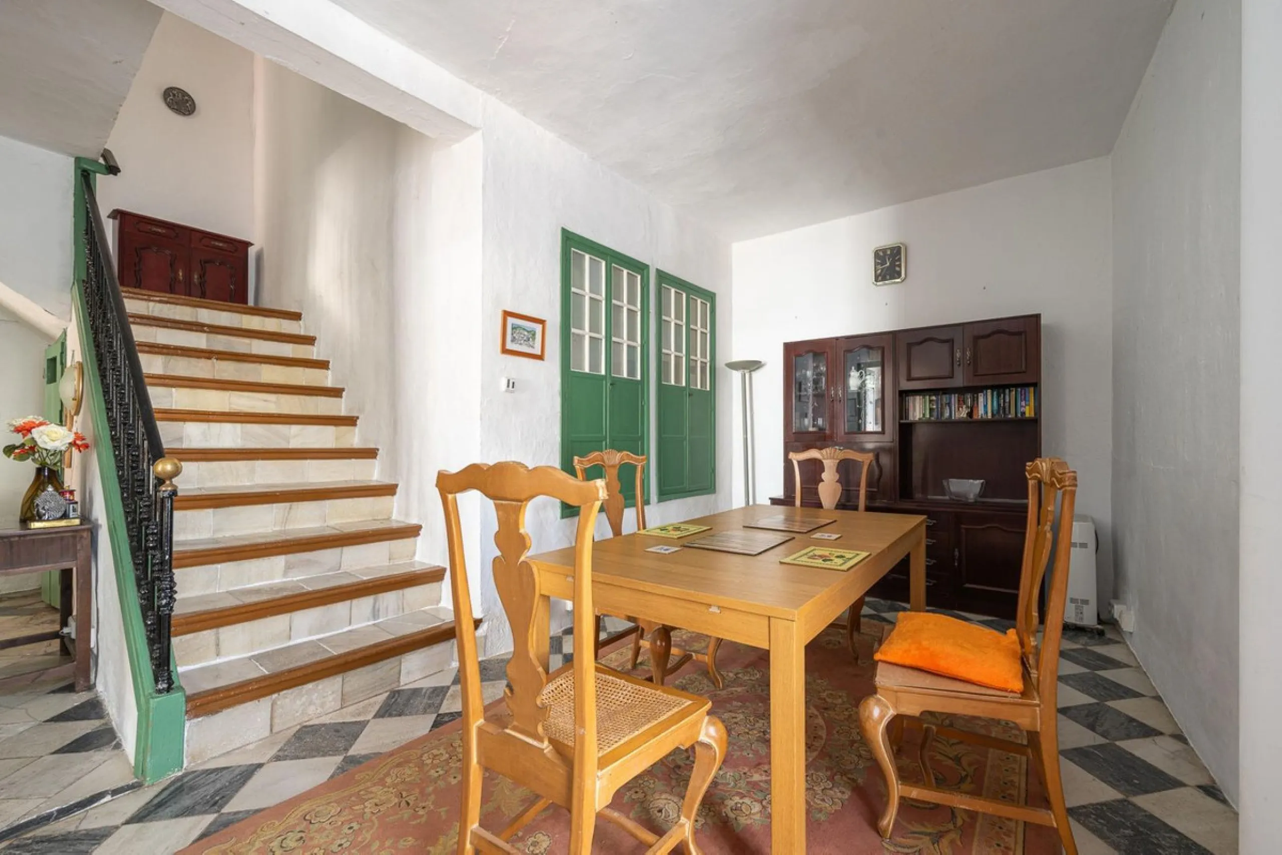 Magestic village house built in 1830, the third oldest house in Tolox and located right in the historic center of the town. The house is spread over three floors, maintaining all the authenticity of its construction. On the ground floor, we enter the hous