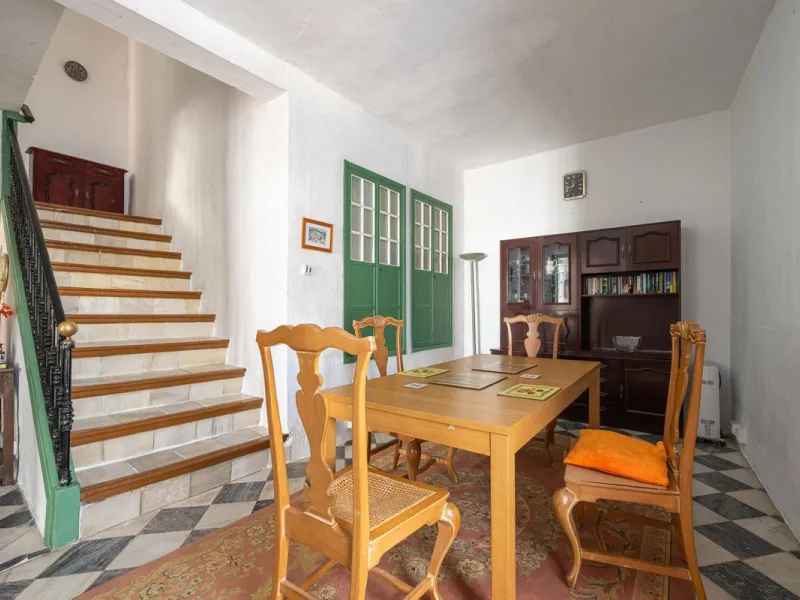 Magestic village house built in 1830, the third oldest house in Tolox and located right in the historic center of the town. The house is spread over three floors, maintaining all the authenticity of its construction. On the ground floor, we enter the hous