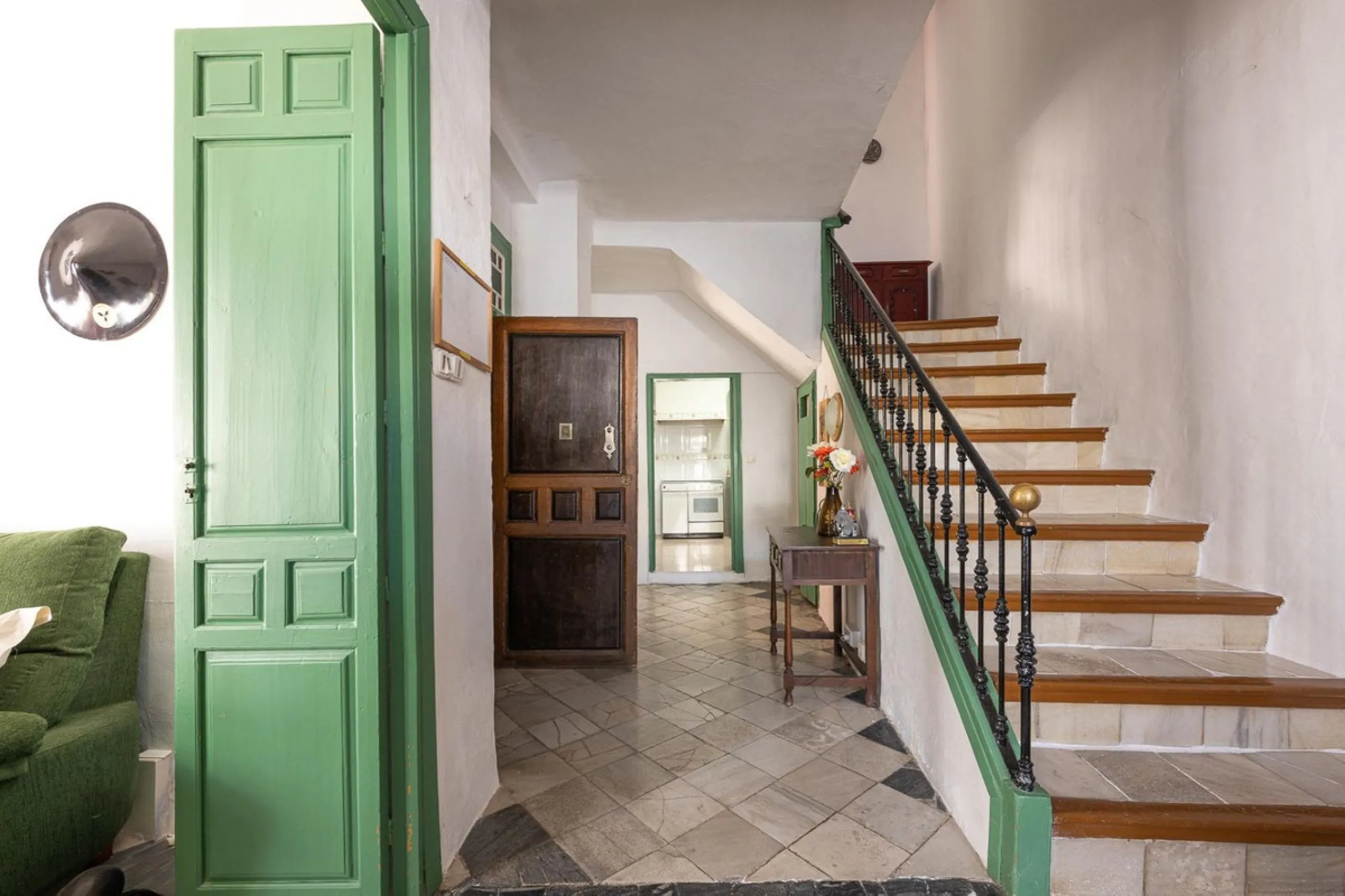 Magestic village house built in 1830, the third oldest house in Tolox and located right in the historic center of the town. The house is spread over three floors, maintaining all the authenticity of its construction. On the ground floor, we enter the hous