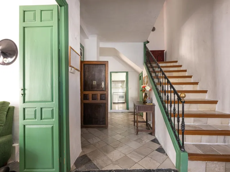 Magestic village house built in 1830, the third oldest house in Tolox and located right in the historic center of the town. The house is spread over three floors, maintaining all the authenticity of its construction. On the ground floor, we enter the hous