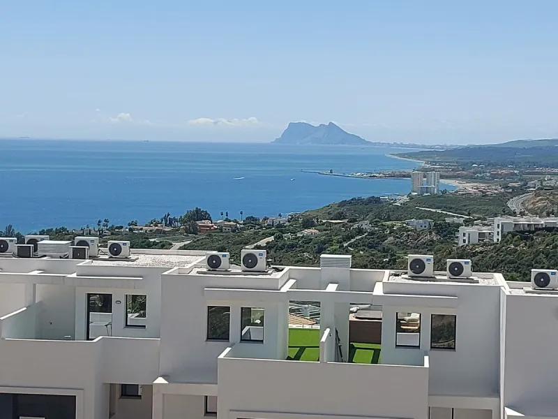 Large modern south facing un-furnished townhouse in a small development of only 46 houses.