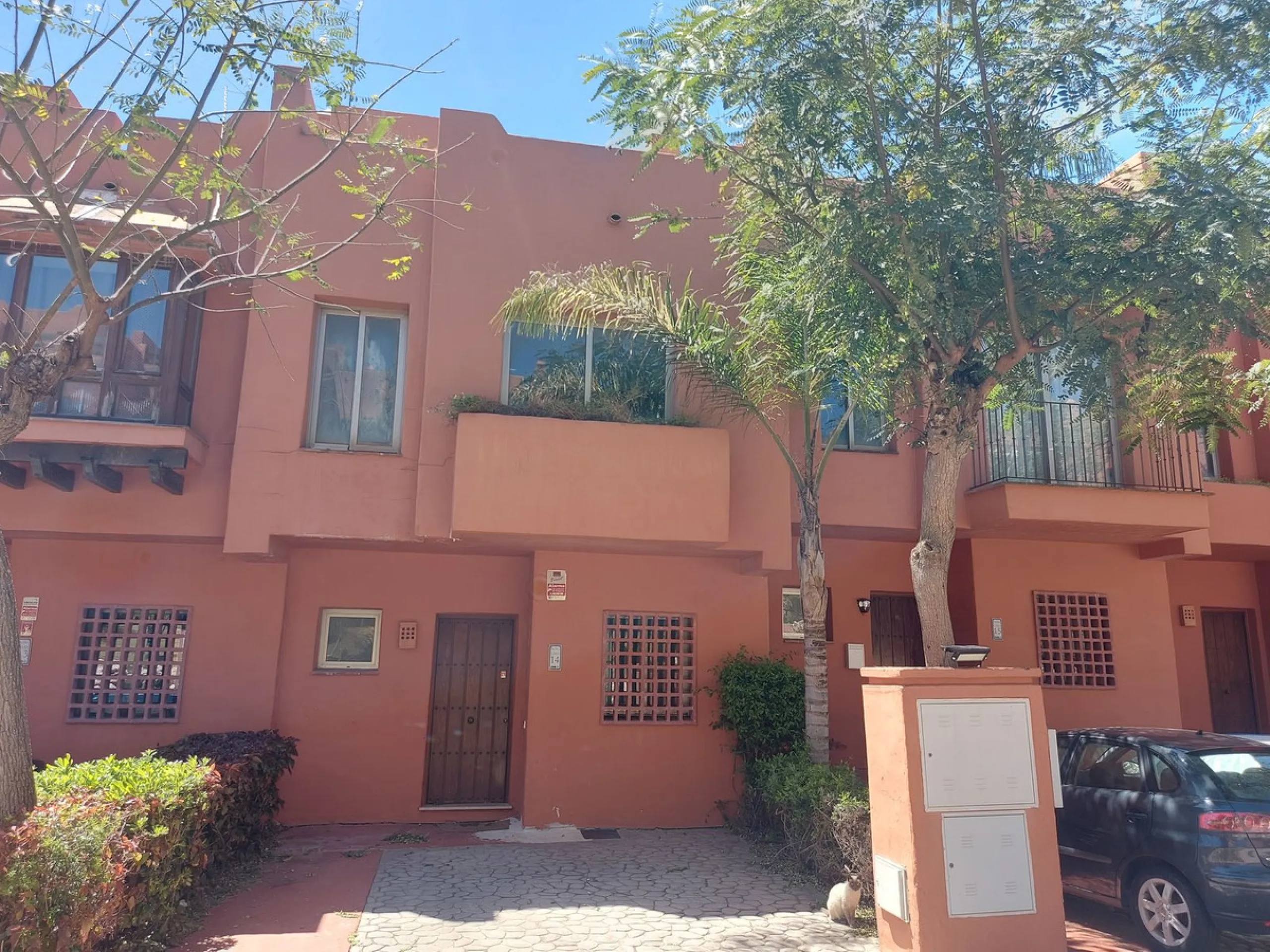 Large modern south facing un-furnished townhouse in a small development of only 46 houses.