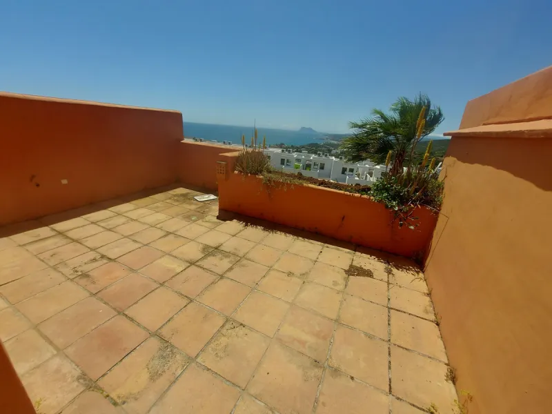 Large modern south facing un-furnished townhouse in a small development of only 46 houses.