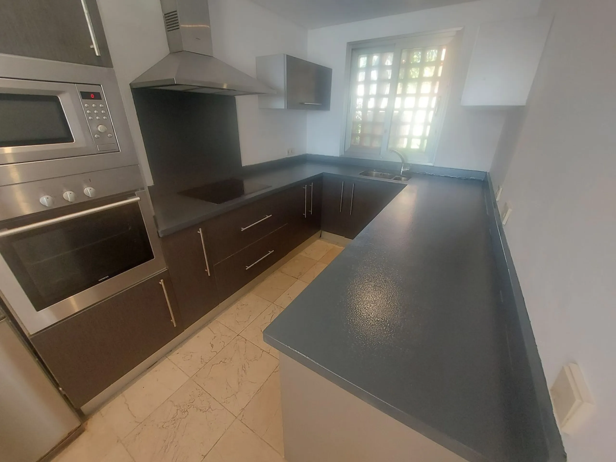 Large modern south facing un-furnished townhouse in a small development of only 46 houses.
