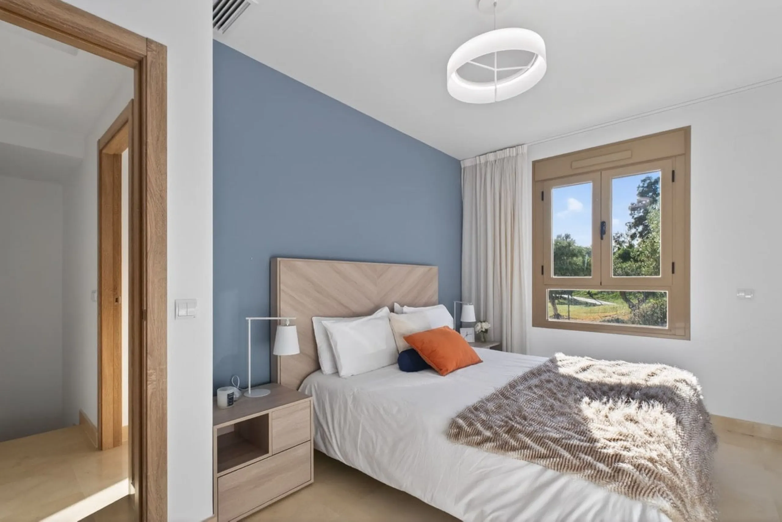 Dieses stilvolle Reihenhaus vereint Wohnraum, Natürlichkeit und modernes Design zu einem komfortablen Zuhause – ideal für den dauerhaften Wohnsitz oder als Ferienwohnung. Marmorböden und ein warmes, zeitgenössisches Ambiente zeichnen es aus