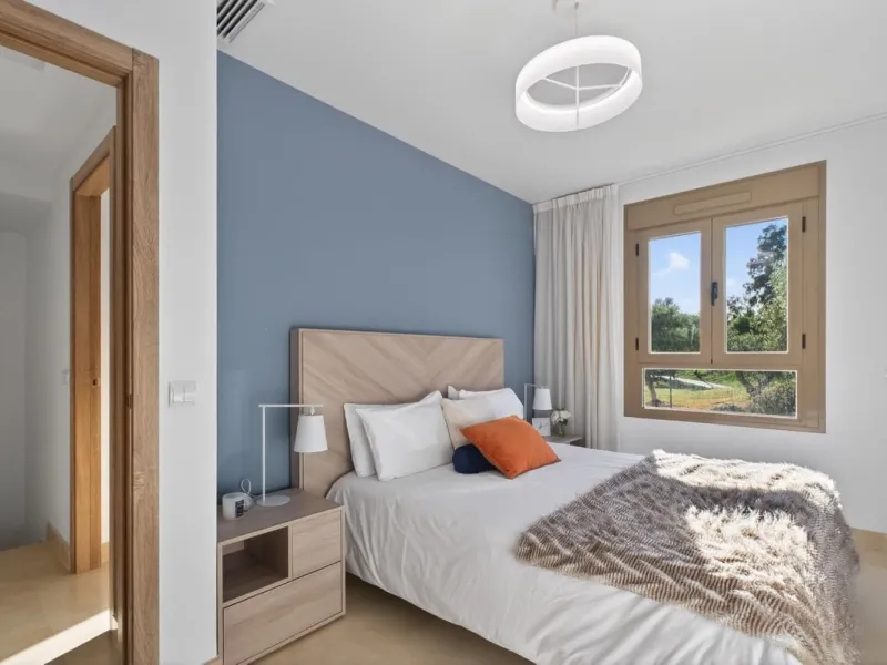 Dieses stilvolle Reihenhaus vereint Wohnraum, Natürlichkeit und modernes Design zu einem komfortablen Zuhause – ideal für den dauerhaften Wohnsitz oder als Ferienwohnung. Marmorböden und ein warmes, zeitgenössisches Ambiente zeichnen es aus