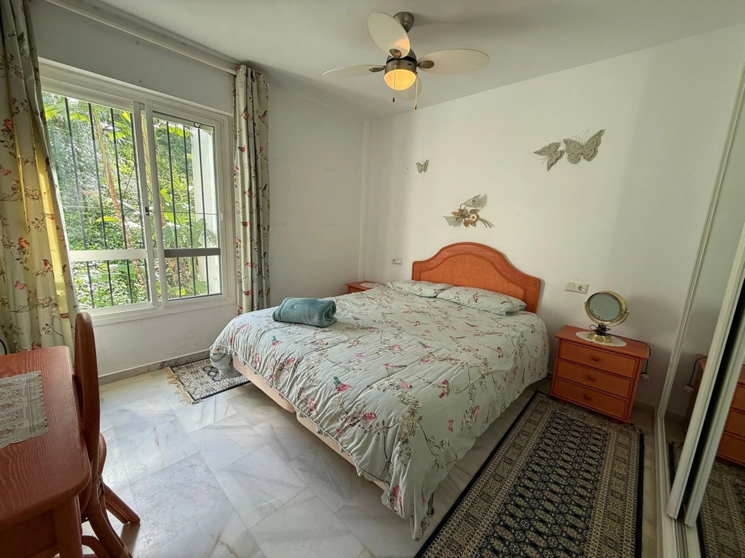 Beautiful south-facing 2-bedroom, 1-bathroom apartment located in La Reserva de Marbella.