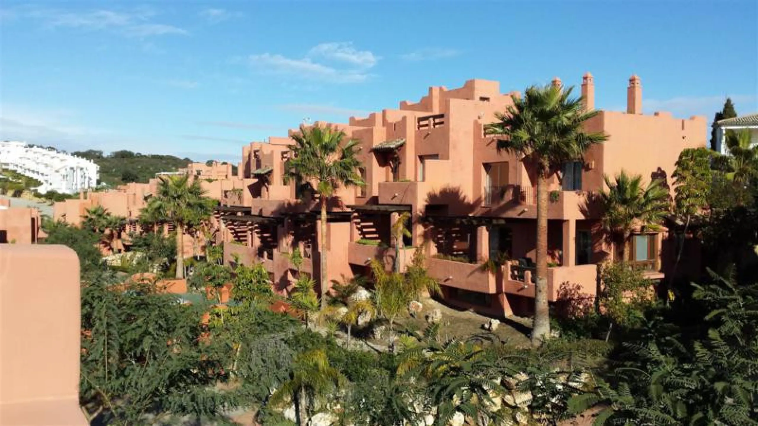 Large modern south facing un-furnished townhouse in a small development of only 46 houses.