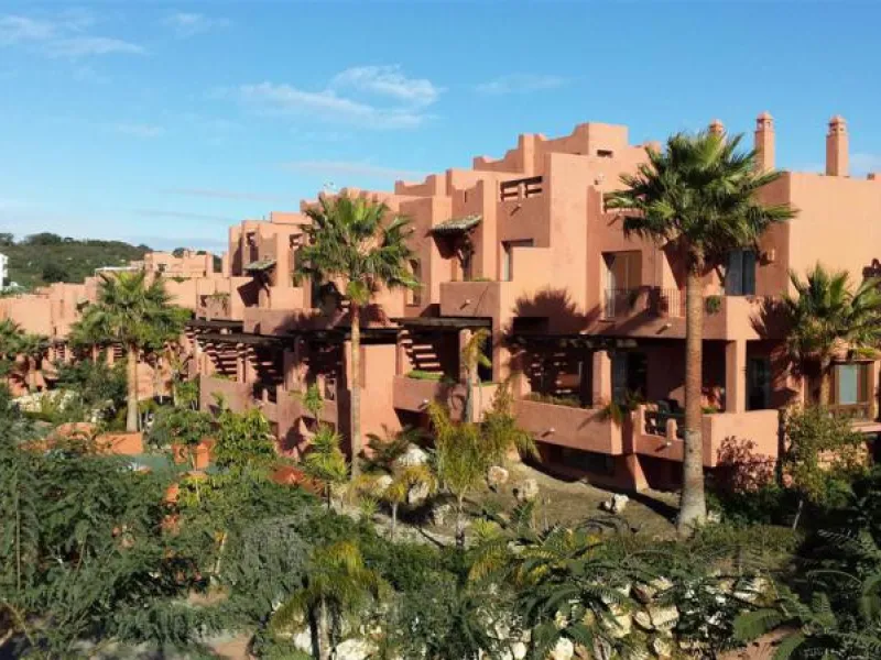 Large modern south facing un-furnished townhouse in a small development of only 46 houses.