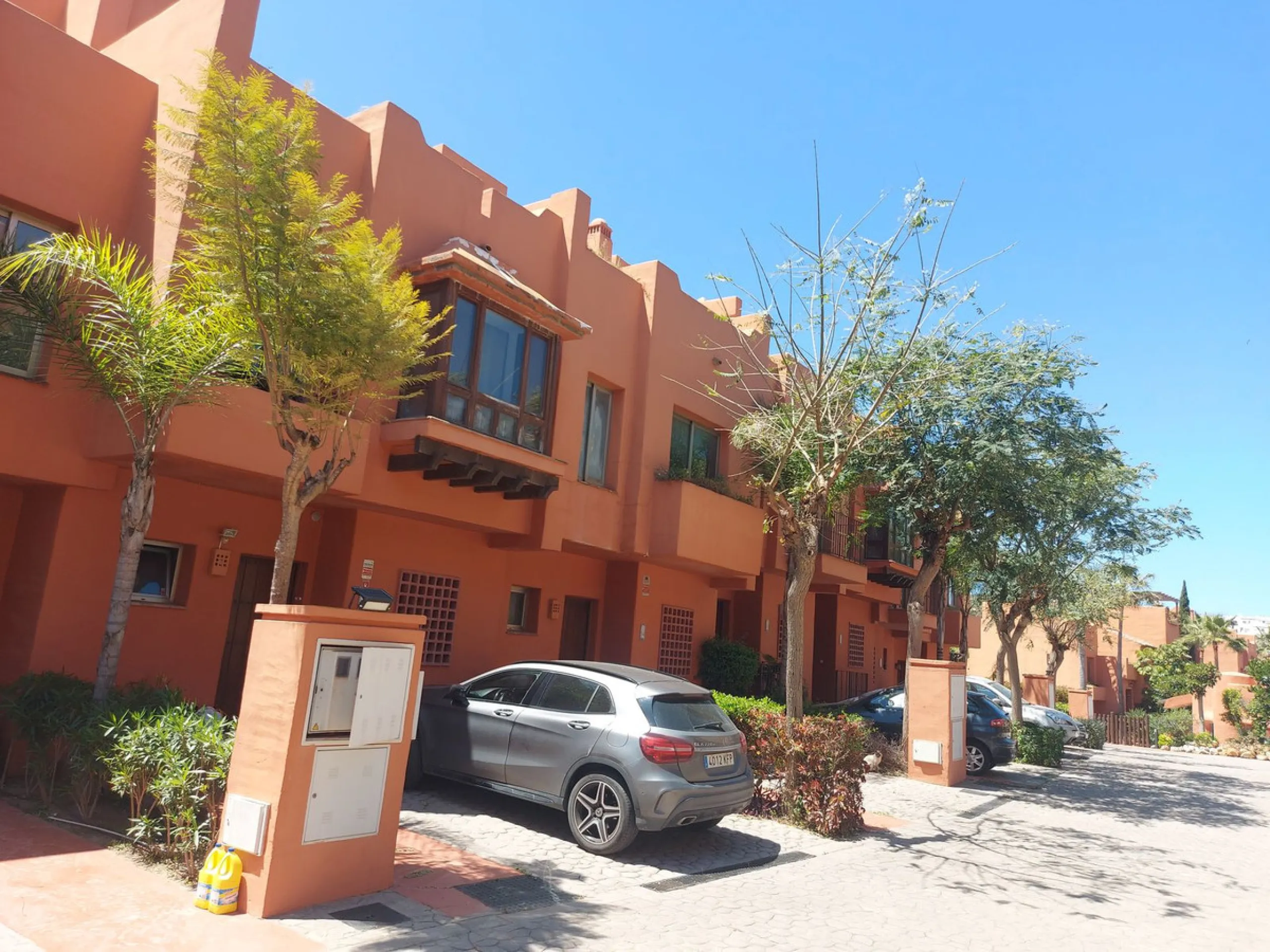 Large modern south facing un-furnished townhouse in a small development of only 46 houses.