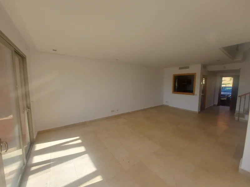 Large modern south facing un-furnished townhouse in a small development of only 46 houses.