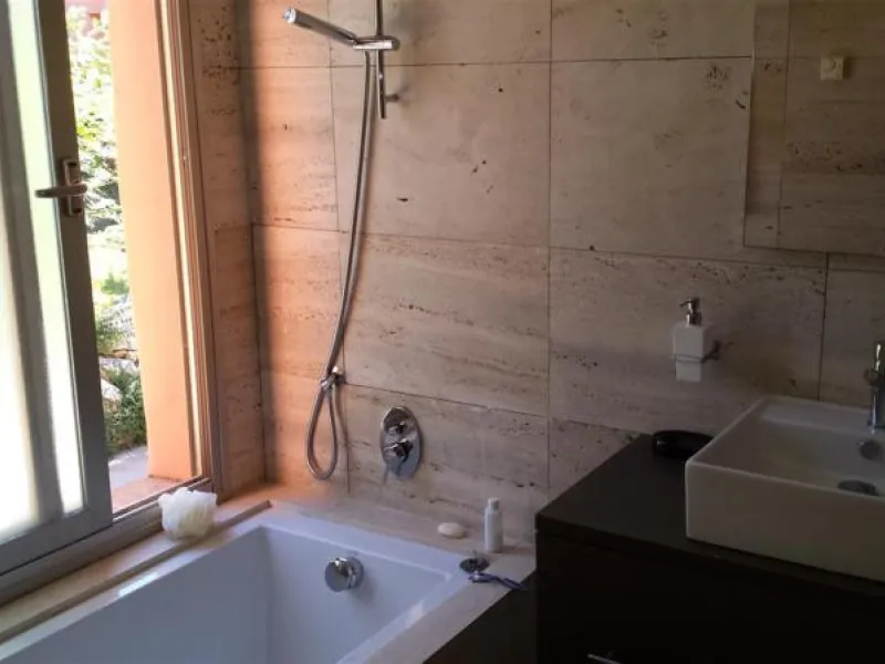 Large modern south facing un-furnished townhouse in a small development of only 46 houses.