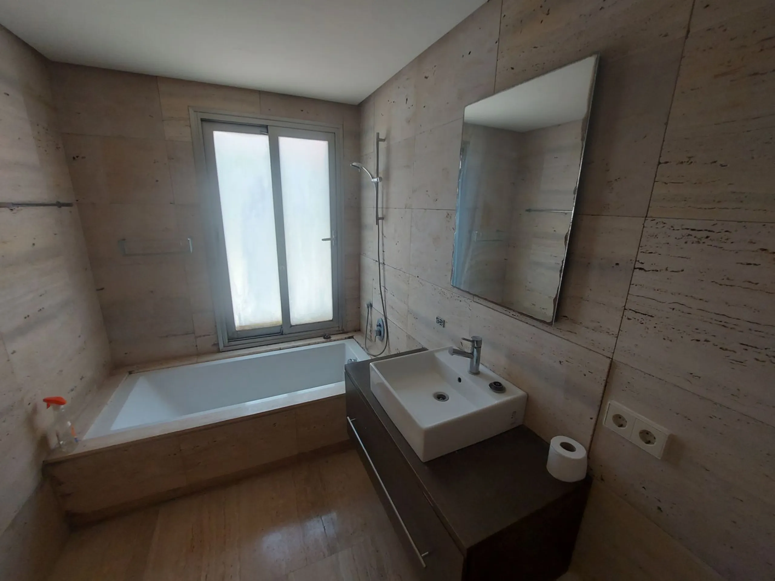 Large modern south facing un-furnished townhouse in a small development of only 46 houses.
