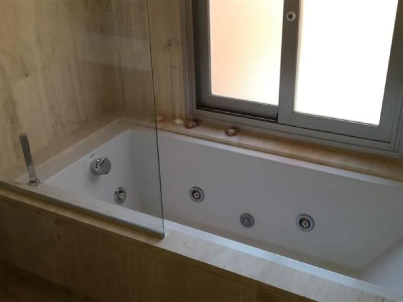 Large modern south facing un-furnished townhouse in a small development of only 46 houses.