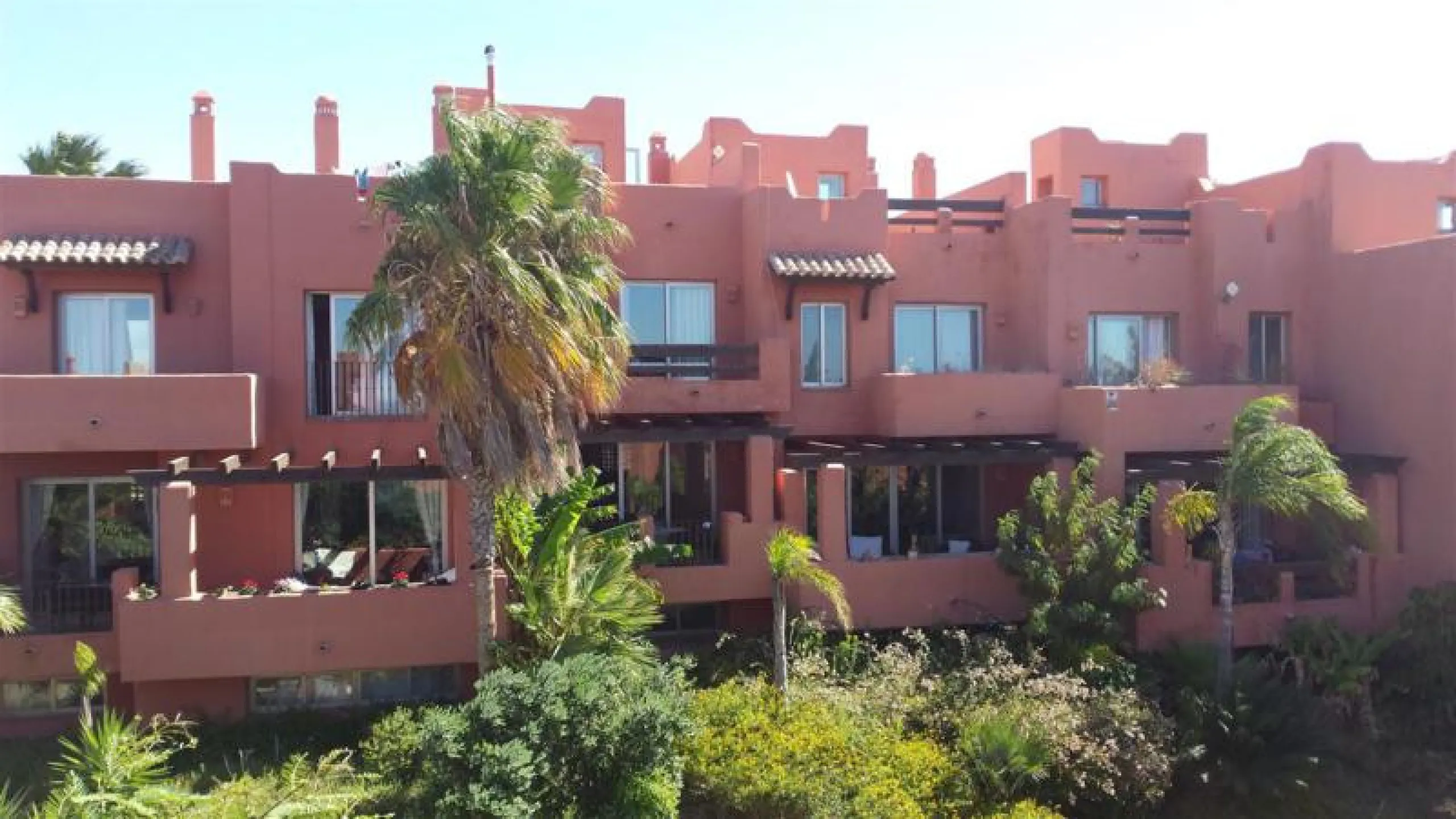 Large modern south facing un-furnished townhouse in a small development of only 46 houses.
