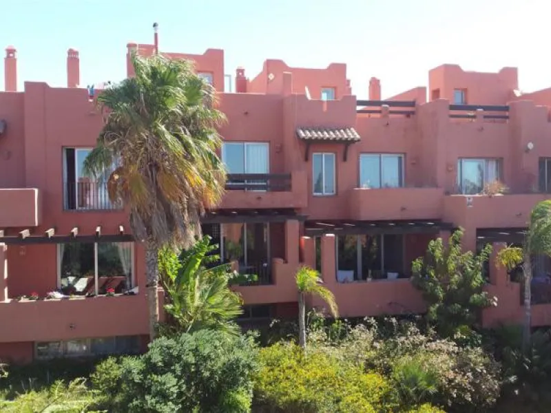 Large modern south facing un-furnished townhouse in a small development of only 46 houses.