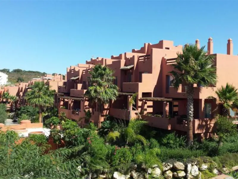Large modern south facing un-furnished townhouse in a small development of only 46 houses.