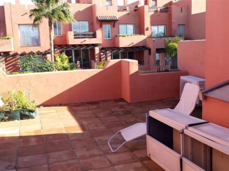 Large modern south facing un-furnished townhouse in a small development of only 46 houses.