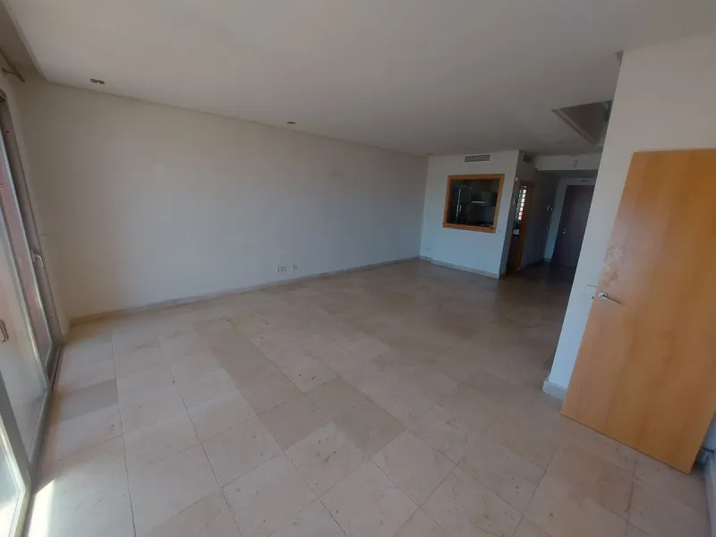Large modern south facing un-furnished townhouse in a small development of only 46 houses.
